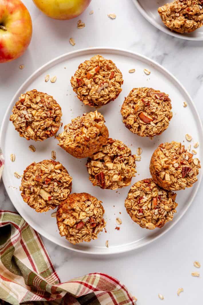 Apple cinnamon oatmeal cups on a round plate.