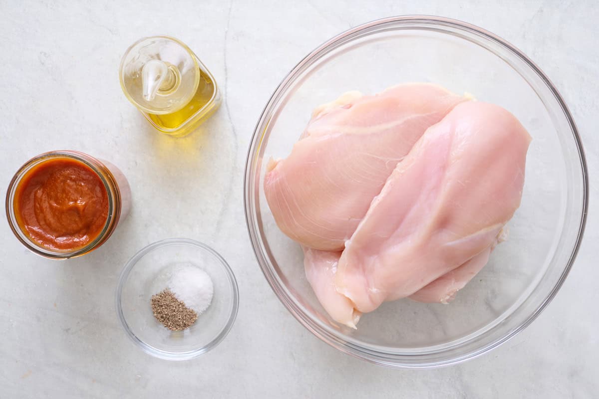 Ingredients for recipe: chicken breasts, homemade bbq sauce, oil, salt and pepper.