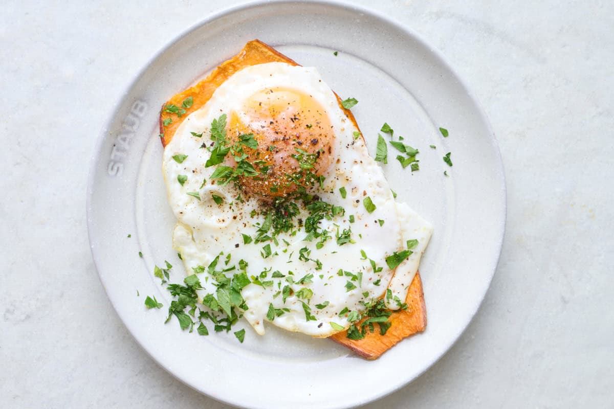 Fried egg with fresh chopped parsley, salt black pepper sweet potato toast.