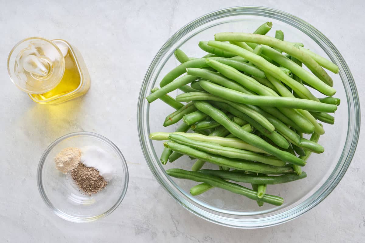 Ingredients for recipe: oil, spices, and fresh green beans.