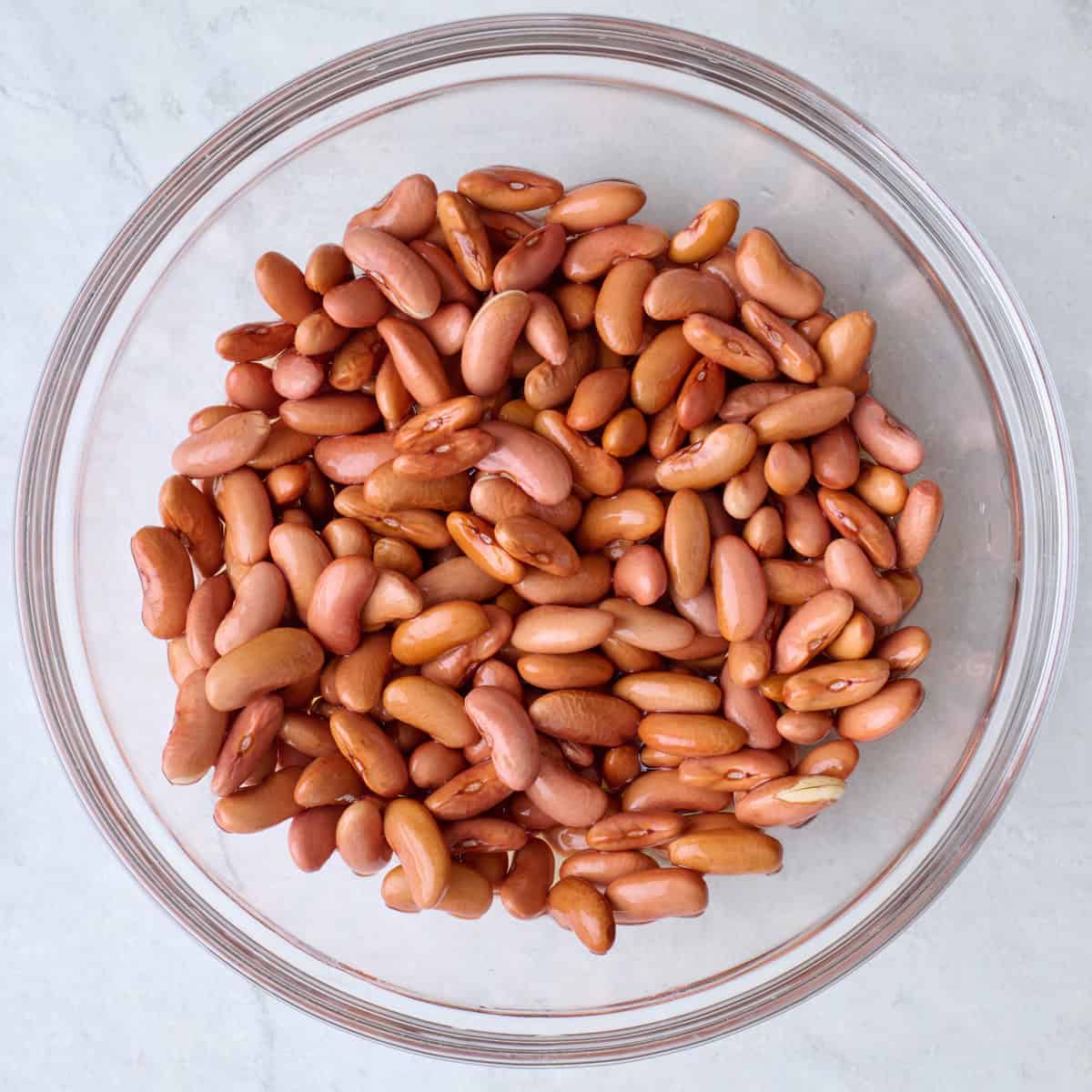 Dried kidney beans in a bowl.