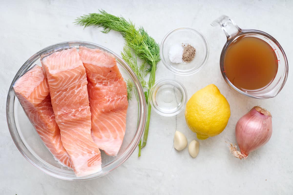 Ingredients for recipe: salmon fillets, fresh dill, salt and pepper, white wine vinegar, lemon, garlic, shallot and vegetable broth.