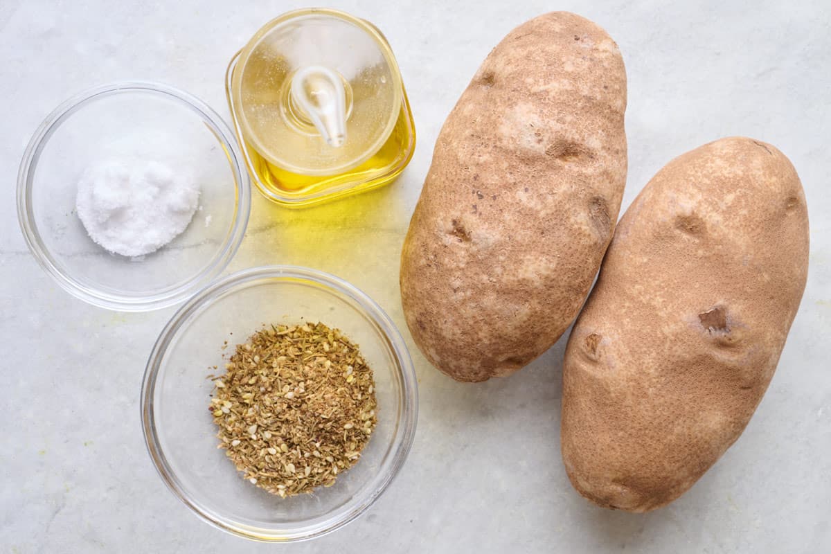 Ingredients for recipe: salt, oil, zaatar seasoning and potatoes.