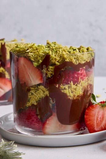 Dubai chocolate strawberries recipe.
