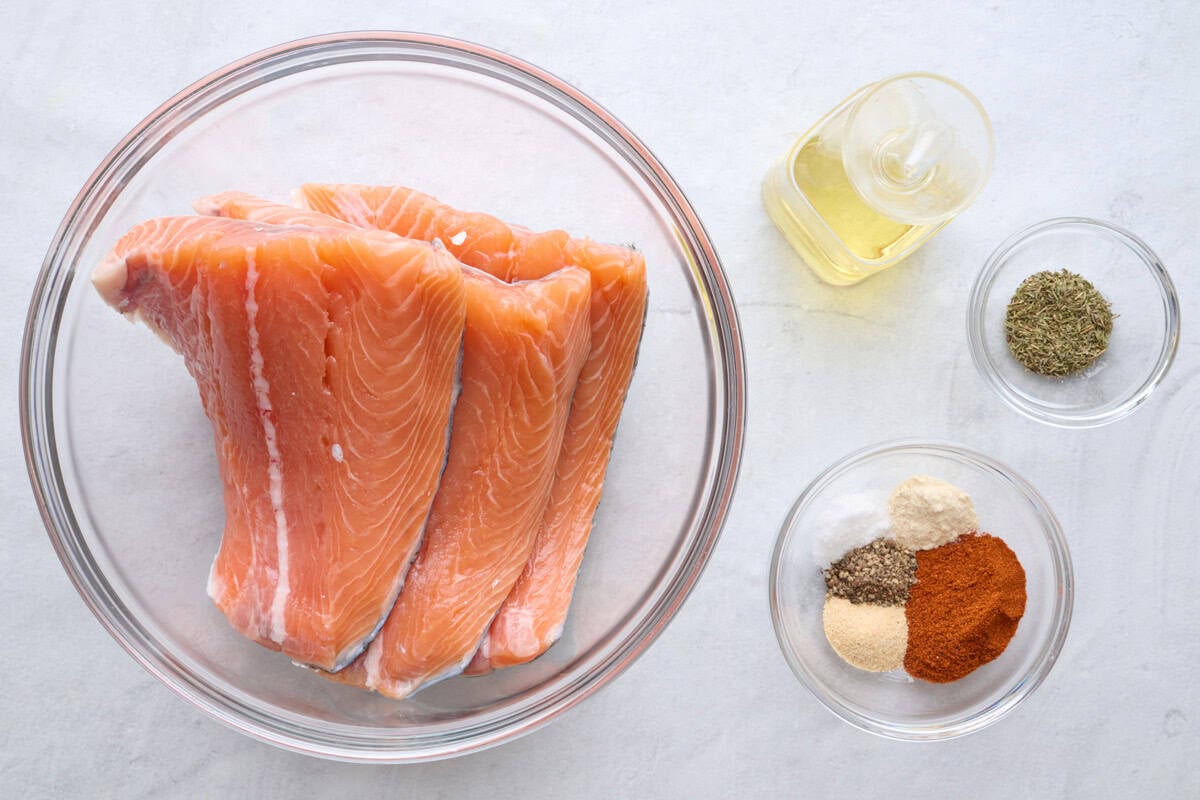 Ingredients for recipe: salmon fillets, oil and seasonings.