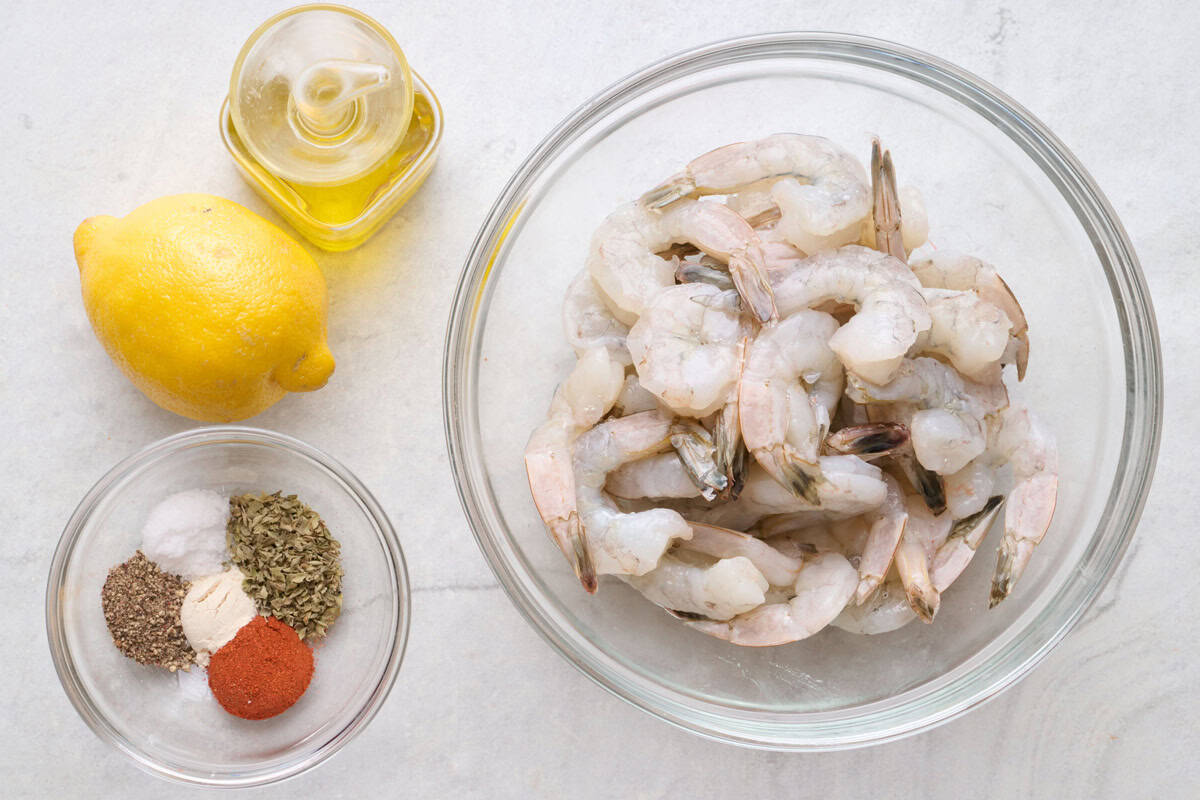 Ingredients for recipe: shrimp, lemon, oil, and spices.