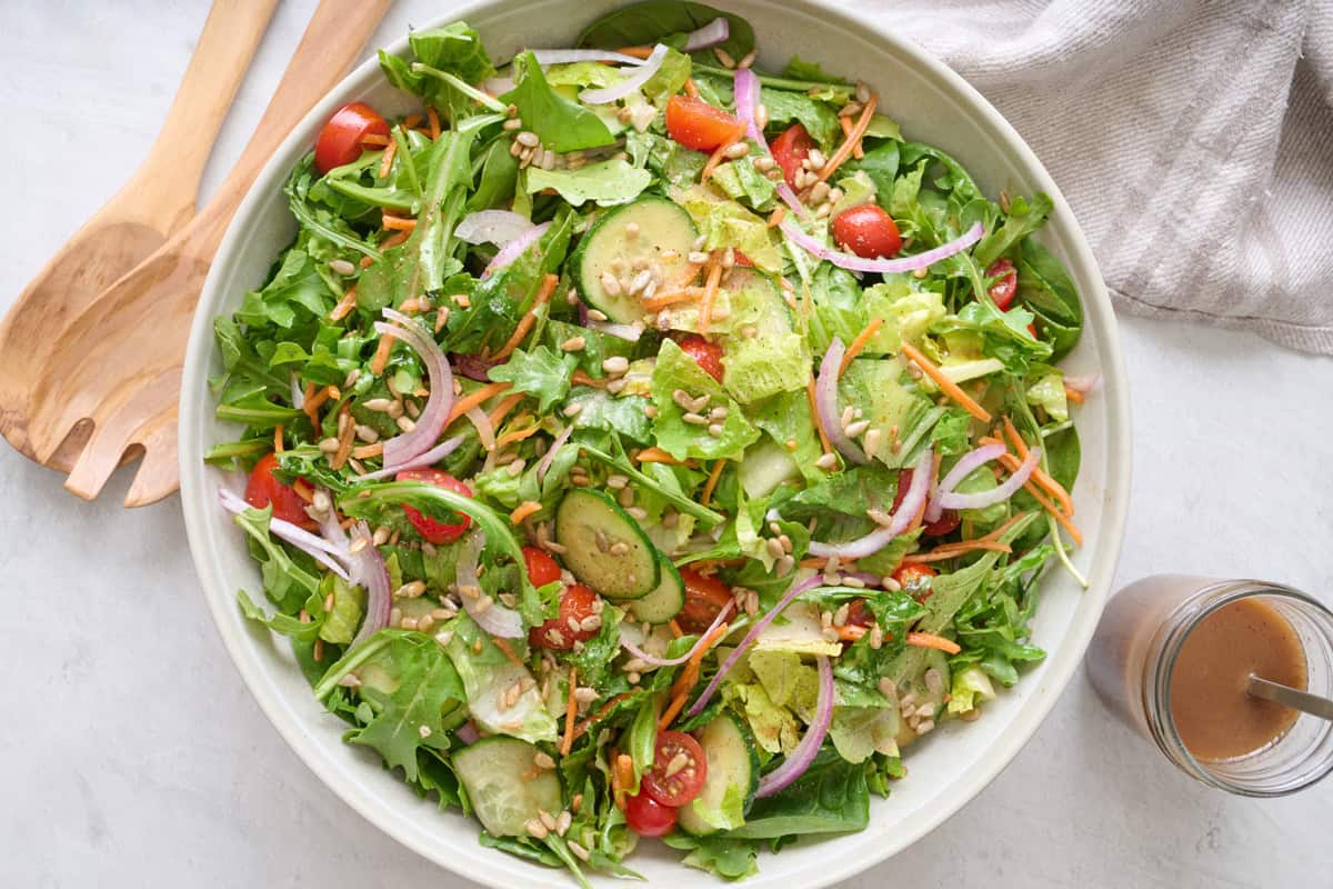 La salade de légumes composée la plus simple avec une vinaigrette maison 3 Mixed Greens Salad 11