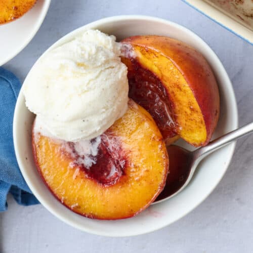 Baked peaches recipe with ice cream.
