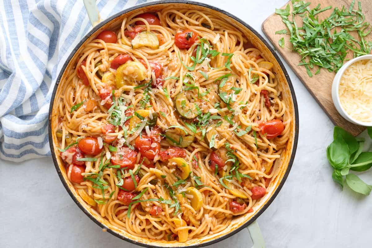 Easy veggie spaghetti recipe in pot.