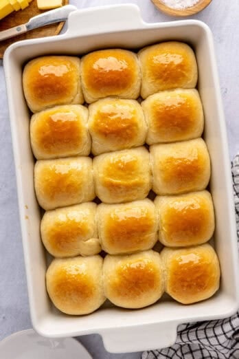 Quick dinner rolls recipe in a baking dish brushed with oil.