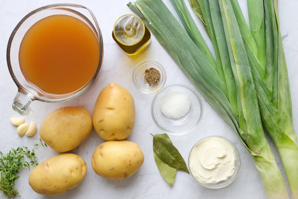 Ingredients for recipe: broth, thyme, garlic, potatoes, oil, salt and pepper, bay leaves, sour cream and leeks.