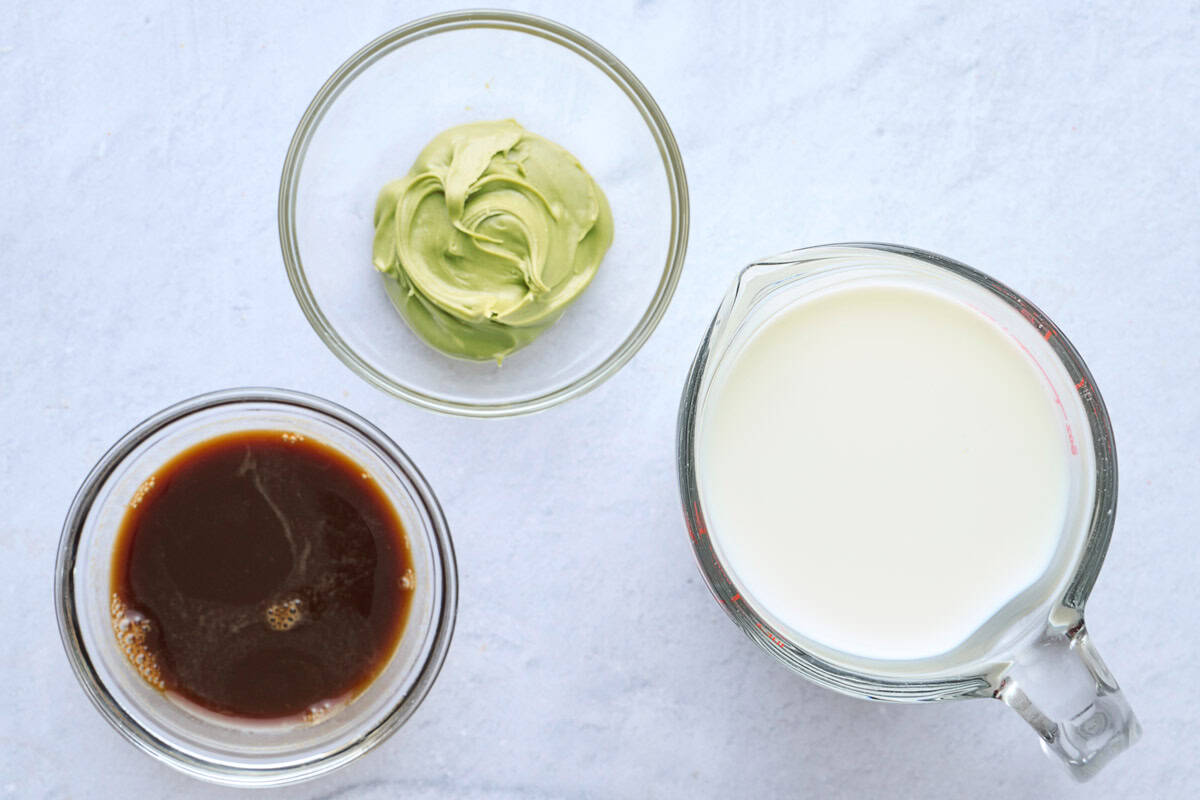 Ingredients for latte: espresso, pistachio cream and milk.