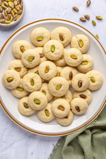 Lebanese Ghraybeh cookies with pistachio on a platter.