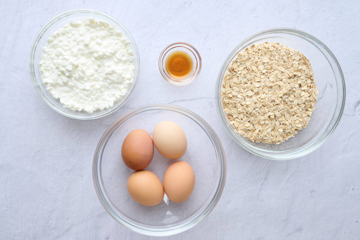 Ingredients for high protein waffle recipe: cottage cheese, eggs, vanilla, and oats.