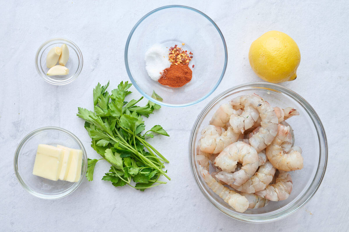 Ingredients for recipe: garlic, butter, parsley, seasonings, lemon, and jumbo shrimp.