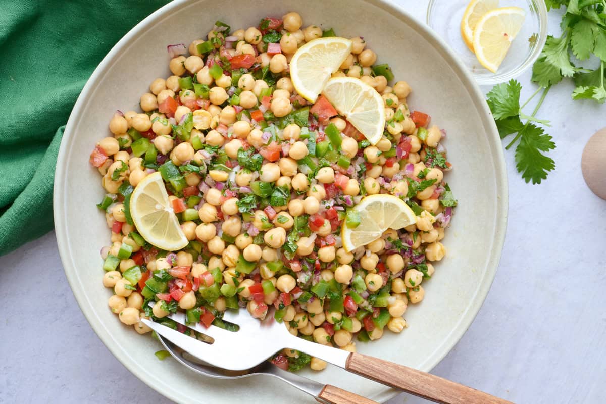 Best balela salad recipe with chickpeas, tomato, bell peppers, onion, and fresh herbs.