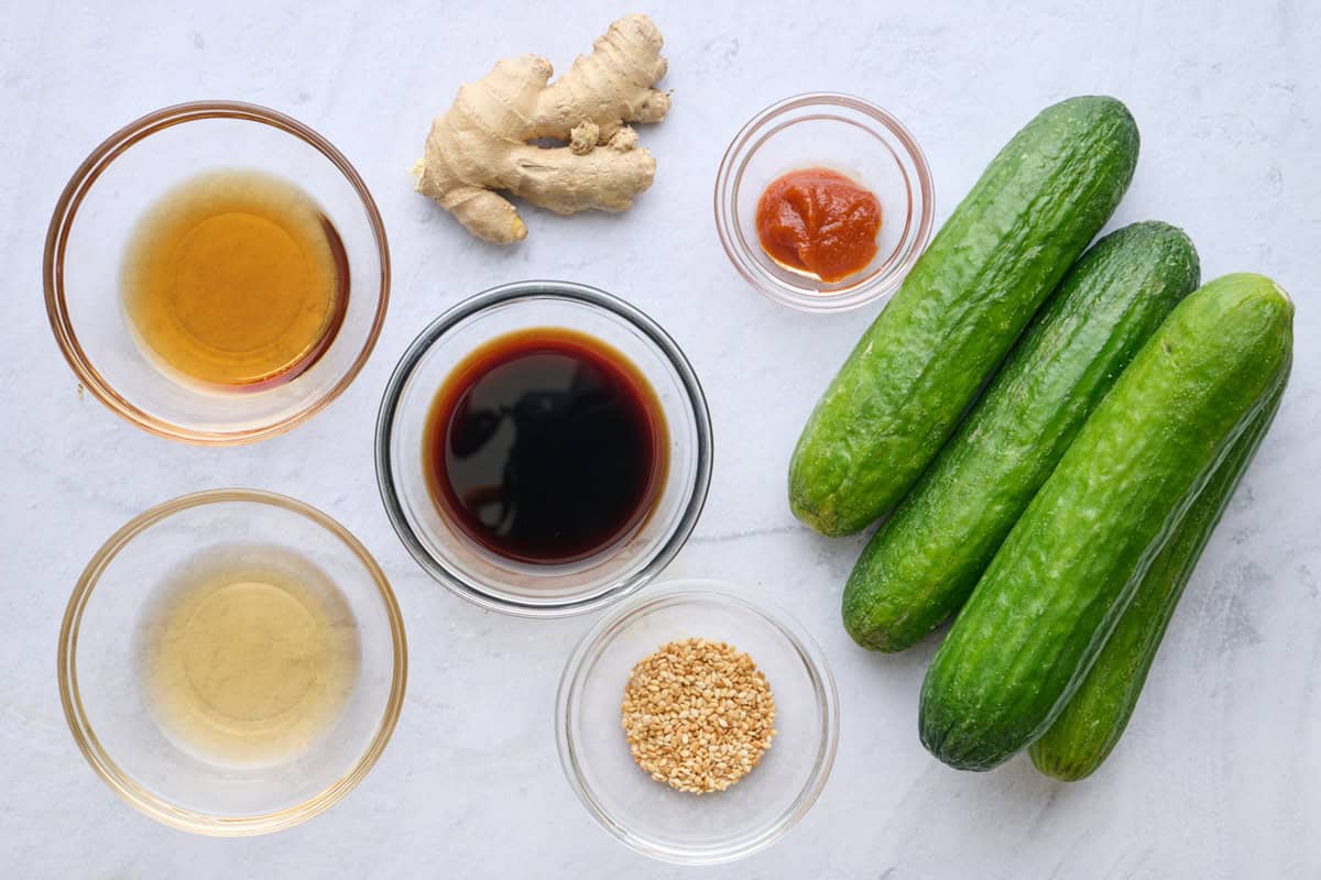 Recette de salade de concombre à l'asiatique 6 Ingrédients avant de les préparer.