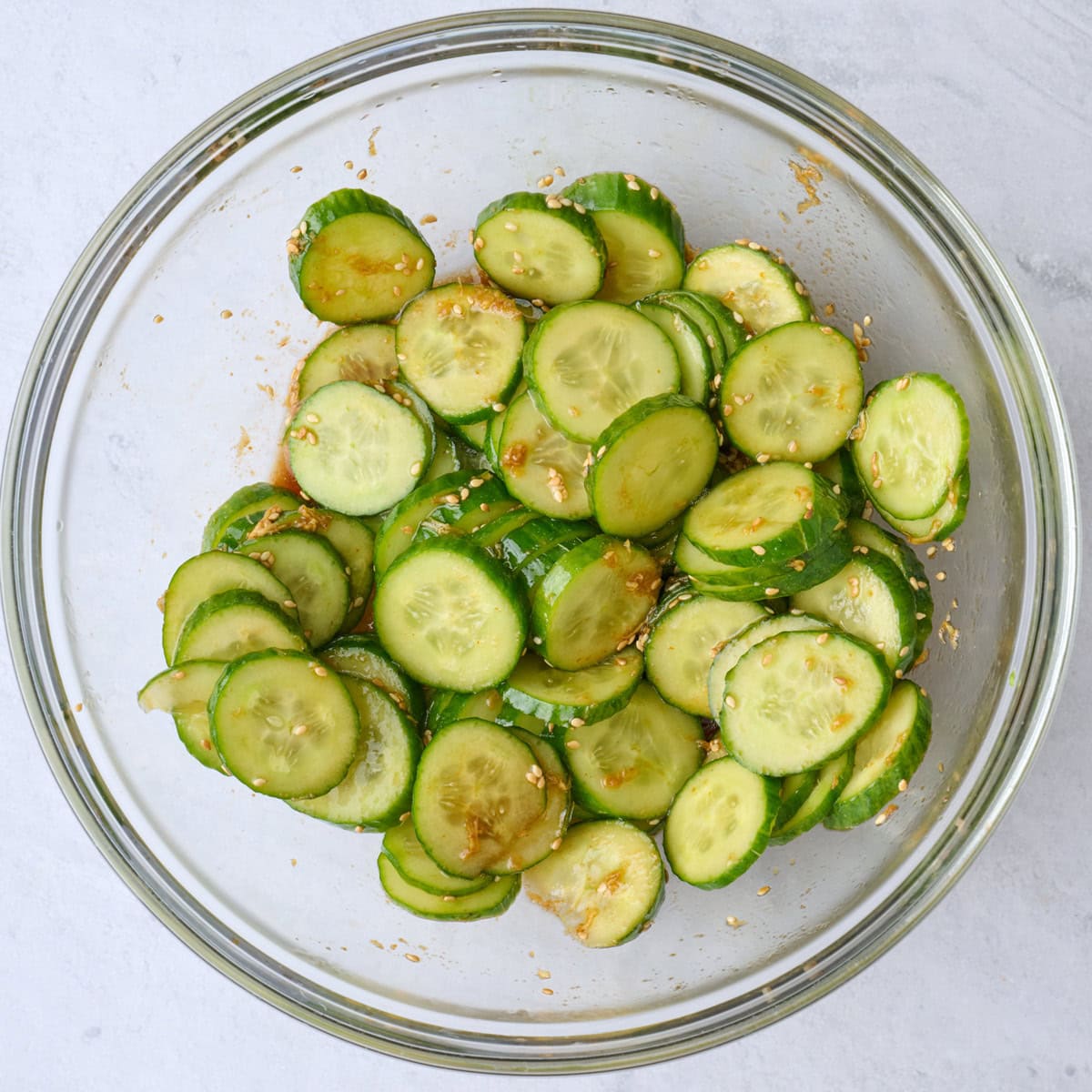 Recette de salade de concombre à l'asiatique 10 Ajouter le concombre haché et incorporer à la sauce.