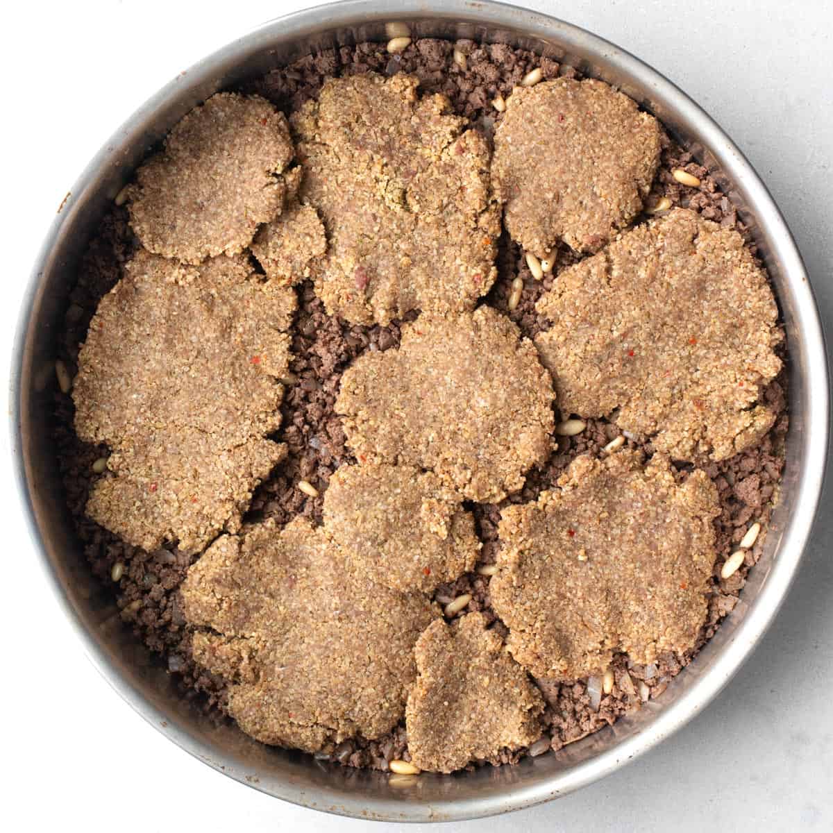 Remaining mixture added on top of the hashweh mixture before fully covering.